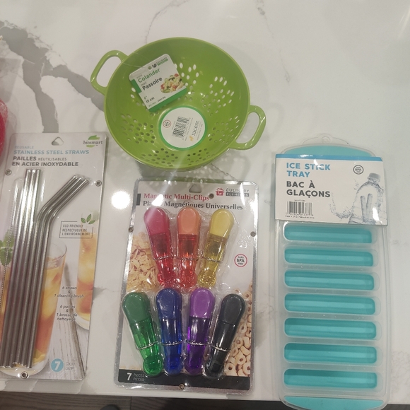 Bundle NEW Kitchen Items- Steamer, reusable straws, tomato pod, clips, etc - Picture 3 of 3